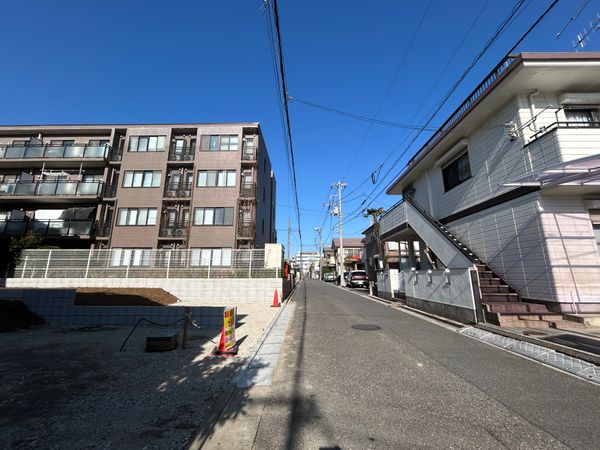さいたま市北区植竹町1丁目 2号棟 前面道路含む外観 さいたま市北区植竹町1丁目 2号棟 前面道路含む外観