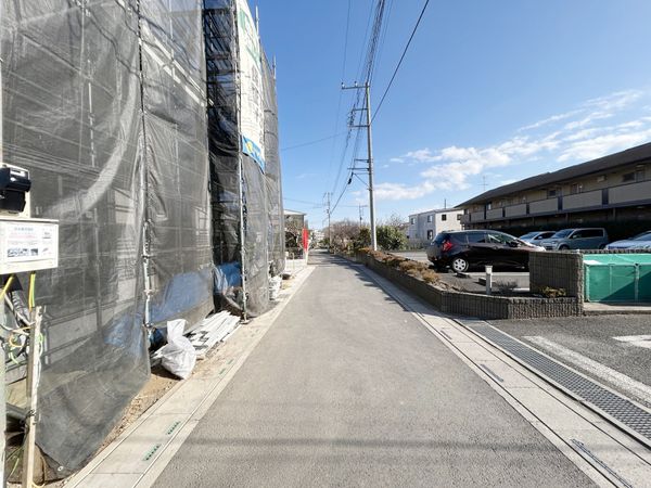 さいたま市西区三橋6丁目 J号棟 前面道路含む外観