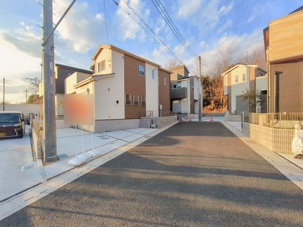 さいたま市西区大字高木 E号棟 前面道路含む外観