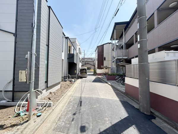 戸田市下戸田2丁目 2号棟 前面道路含む外観