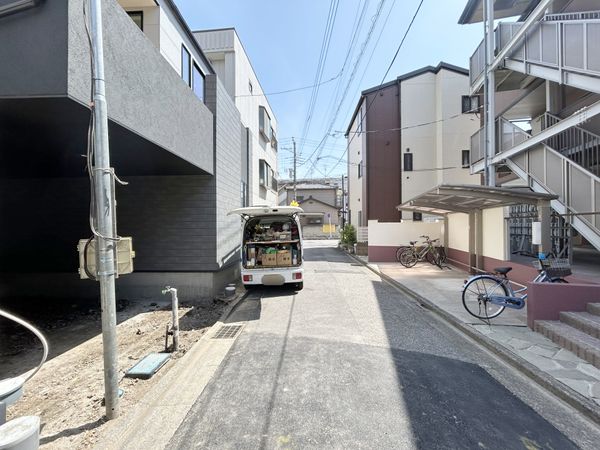 戸田市下戸田2丁目 3号棟 前面道路含む外観