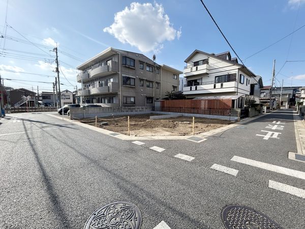 さいたま市北区宮原町4丁目 B号棟 前面道路含む外観