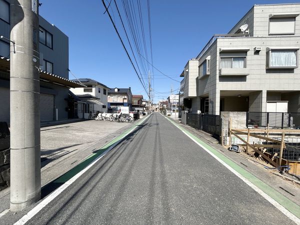 さいたま市北区宮原町4丁目 1号棟 前面道路含む外観