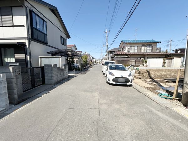 さいたま市西区大字指扇 1号棟 前面道路含む外観