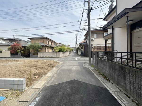 さいたま市北区別所町 1号棟 前面道路含む外観