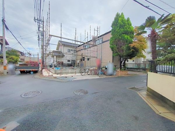 さいたま市見沼区大字南中野 1号棟 前面道路含む外観