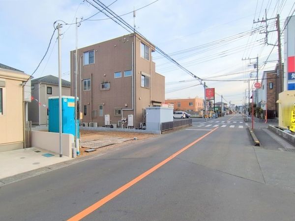 さいたま市北区奈良町 1号棟 前面道路含む外観 さいたま市北区奈良町 1号棟 前面道路含む外観