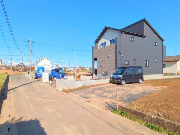 さいたま市西区大字西遊馬 1号棟 前面道路含む外観 さいたま市西区大字西遊馬 1号棟 前面道路含む外観