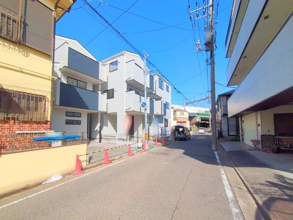さいたま市北区東大成町2丁目 3号棟 前面道路含む外観 さいたま市北区東大成町2丁目 3号棟 前面道路含む外観