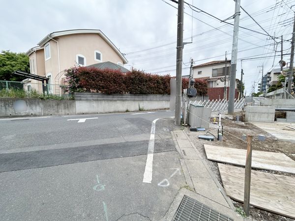 さいたま市北区日進町3丁目 新築戸建1号棟 前面道路含む外観 さいたま市北区日進町3丁目 新築戸建1号棟 前面道路含む外観