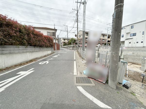 さいたま市北区日進町3丁目 新築戸建2号棟 前面道路含む外観 さいたま市北区日進町3丁目 新築戸建2号棟 前面道路含む外観