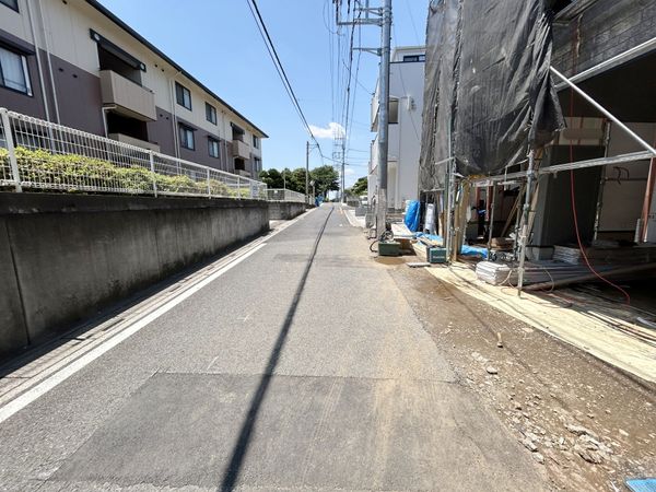 さいたま市北区日進町3丁目 4号棟 前面道路含む外観 さいたま市北区日進町3丁目 4号棟 前面道路含む外観