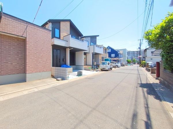 さいたま市北区土呂町1丁目 1号棟 前面道路含む外観 さいたま市北区土呂町1丁目 1号棟 前面道路含む外観