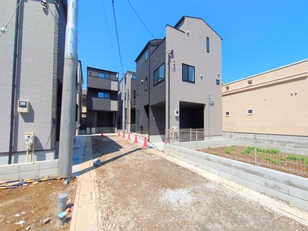 前面道路含む外観