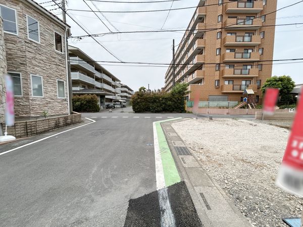 前面道路含む外観