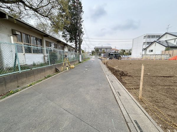 前面道路含む外観