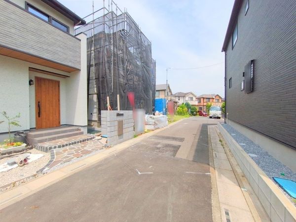 前面道路含む外観