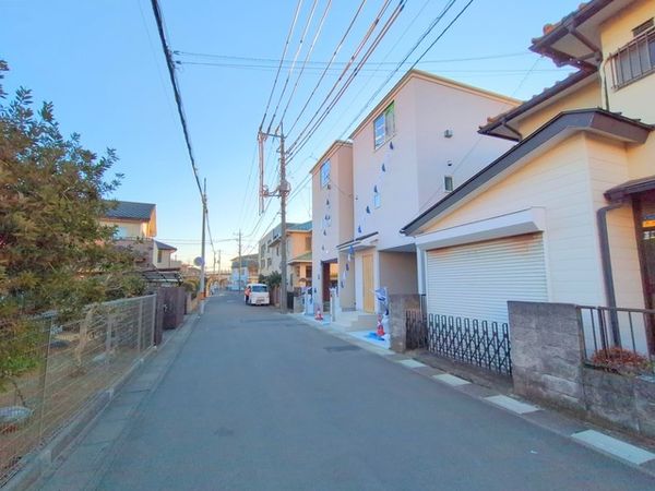 前面道路含む外観