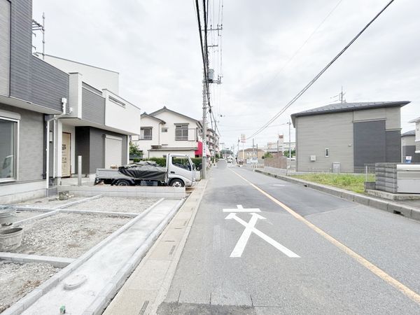 さいたま市北区奈良町 1号棟 前面道路含む外観 さいたま市北区奈良町 1号棟 前面道路含む外観