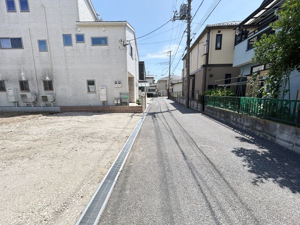 さいたま市西区大字西遊馬 B号棟 前面道路含む外観