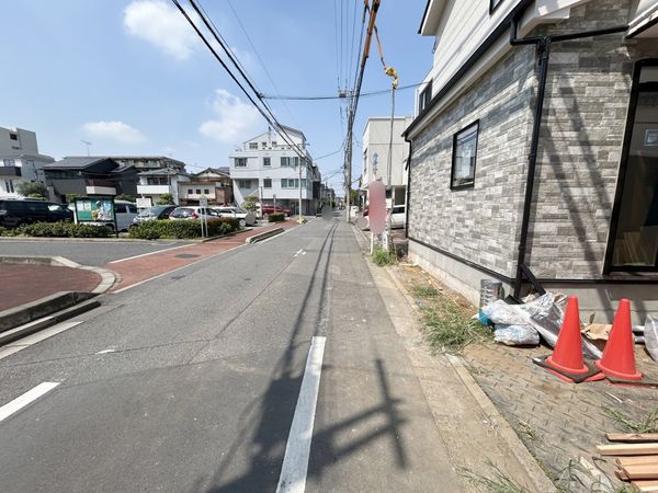 さいたま市北区東大成町1丁目 1号棟 前面道路含む外観 さいたま市北区東大成町1丁目 1号棟 前面道路含む外観