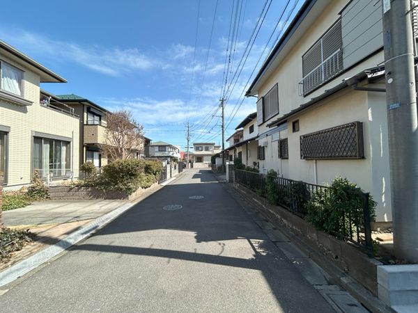 上尾市大字小泉 前面道路含む外観
