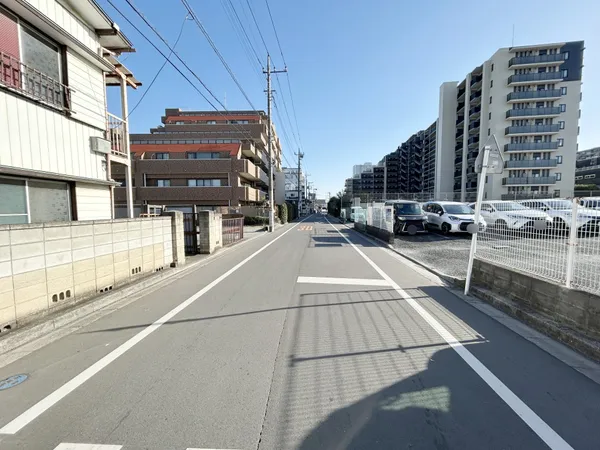 前面道路含む外観
