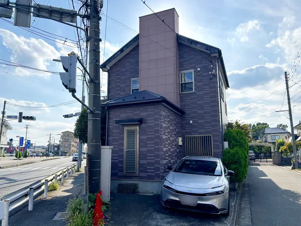 駐車スペース一台分（車種による）ございます。