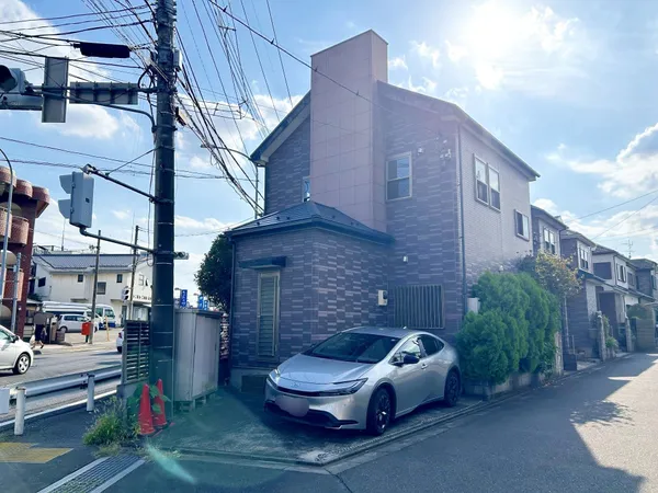 周辺にはスーパー、小・中学校があり、住環境の整っている物件です。