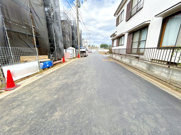 前面道路含む外観