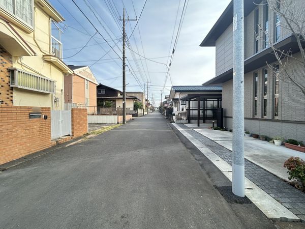 狭山市水野 新築2号棟 前面道路含む外観