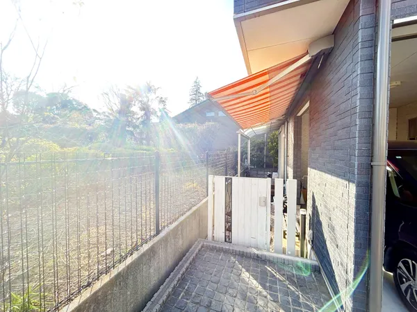 出し入れ可能なオーニング取付