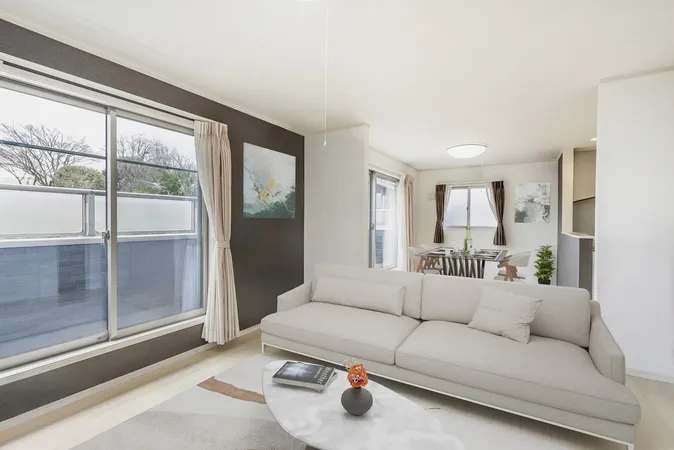 画像は実際の室内写真および間取り図をもとに、CGにて再現した「空室リフォームイメージ」に家具・調度品の配置例をCG合成したもので、実際とは多少異なります。また、家具等は販売価格に含まれません。