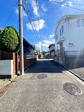 所沢市上山口 戸建 前面道路含む外観 所沢市上山口 戸建 前面道路含む外観