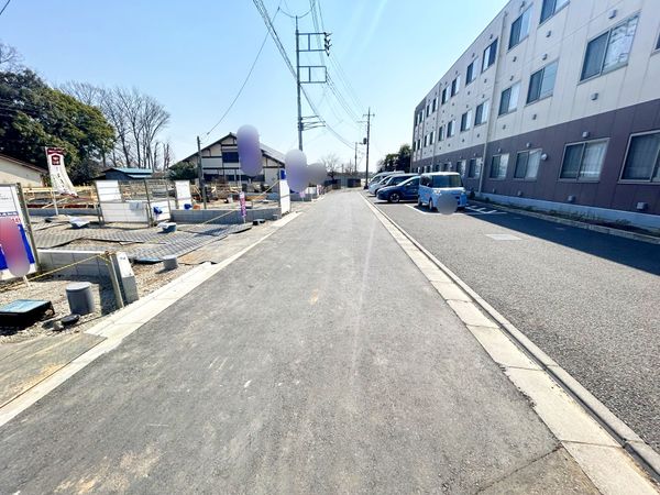 所沢市大字中富 新築戸建5号棟 前面道路含む外観 所沢市大字中富 新築戸建5号棟 前面道路含む外観