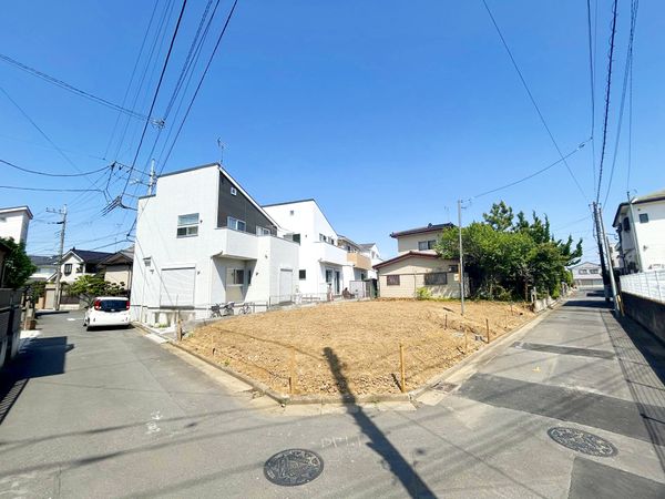 所沢市大字下安松 新築戸建 前面道路含む外観 所沢市大字下安松 新築戸建 前面道路含む外観