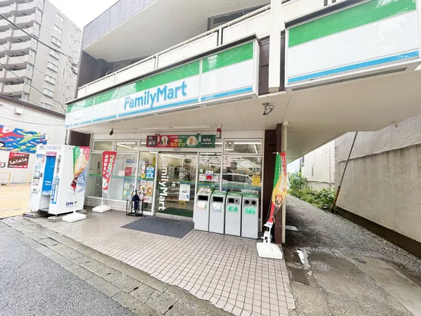 ファミリーマート妻屋所沢店まで徒歩2分。