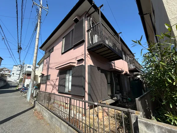 西側アパート外観