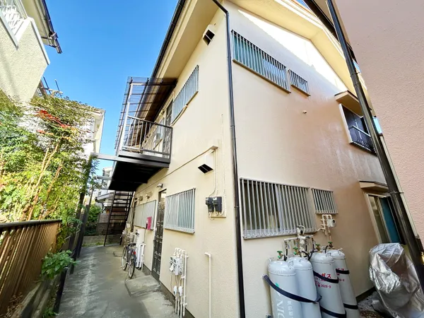 東側アパート外観