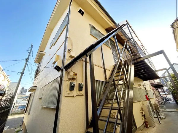 東側アパート外観