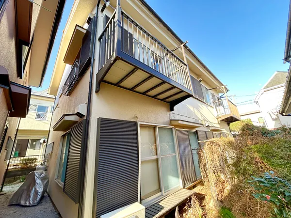 東側アパート外観