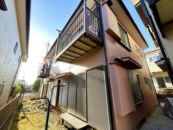 西側アパート外観