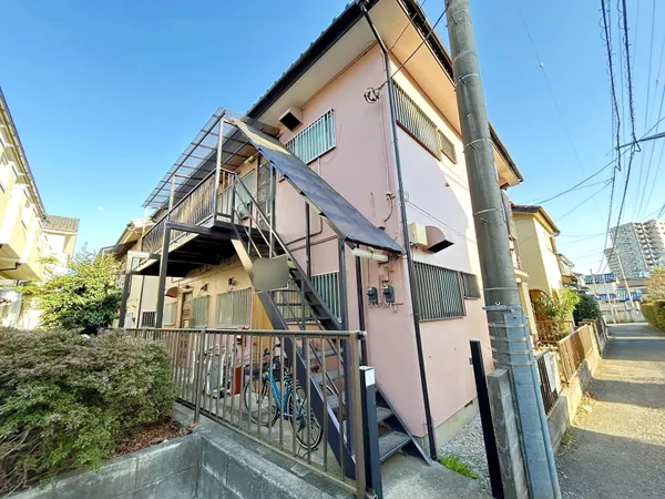 西側アパート外観