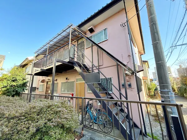 西側アパート外観