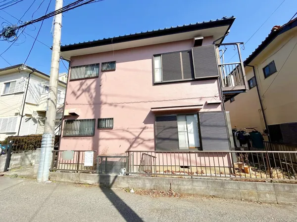 西側アパート外観