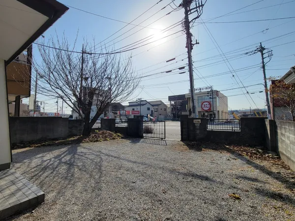 敷地内より庭先を撮影