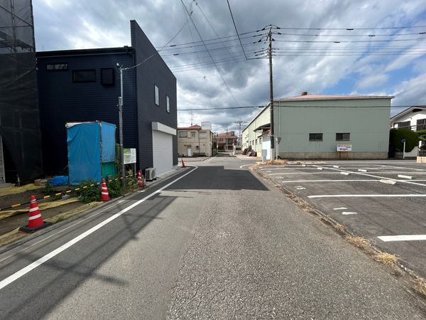 前面道路含む外観