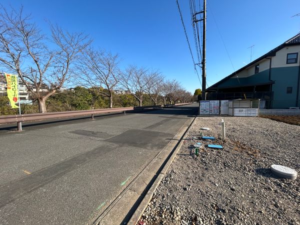飯能市征矢町 新築戸建 6号棟 前面道路含む外観