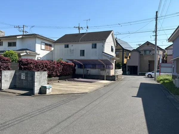 北側 約 5ｍ (公道)、西側 約 5ｍ (公道)面の土地です