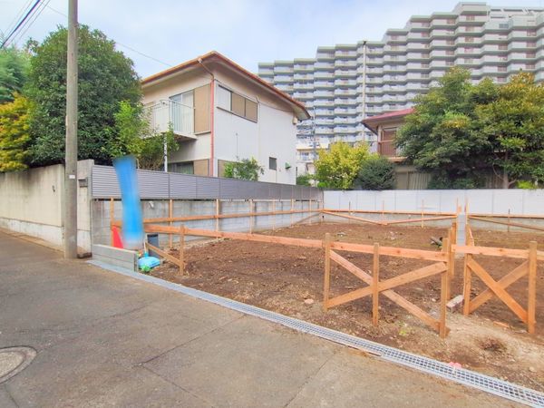 前面道路含む外観